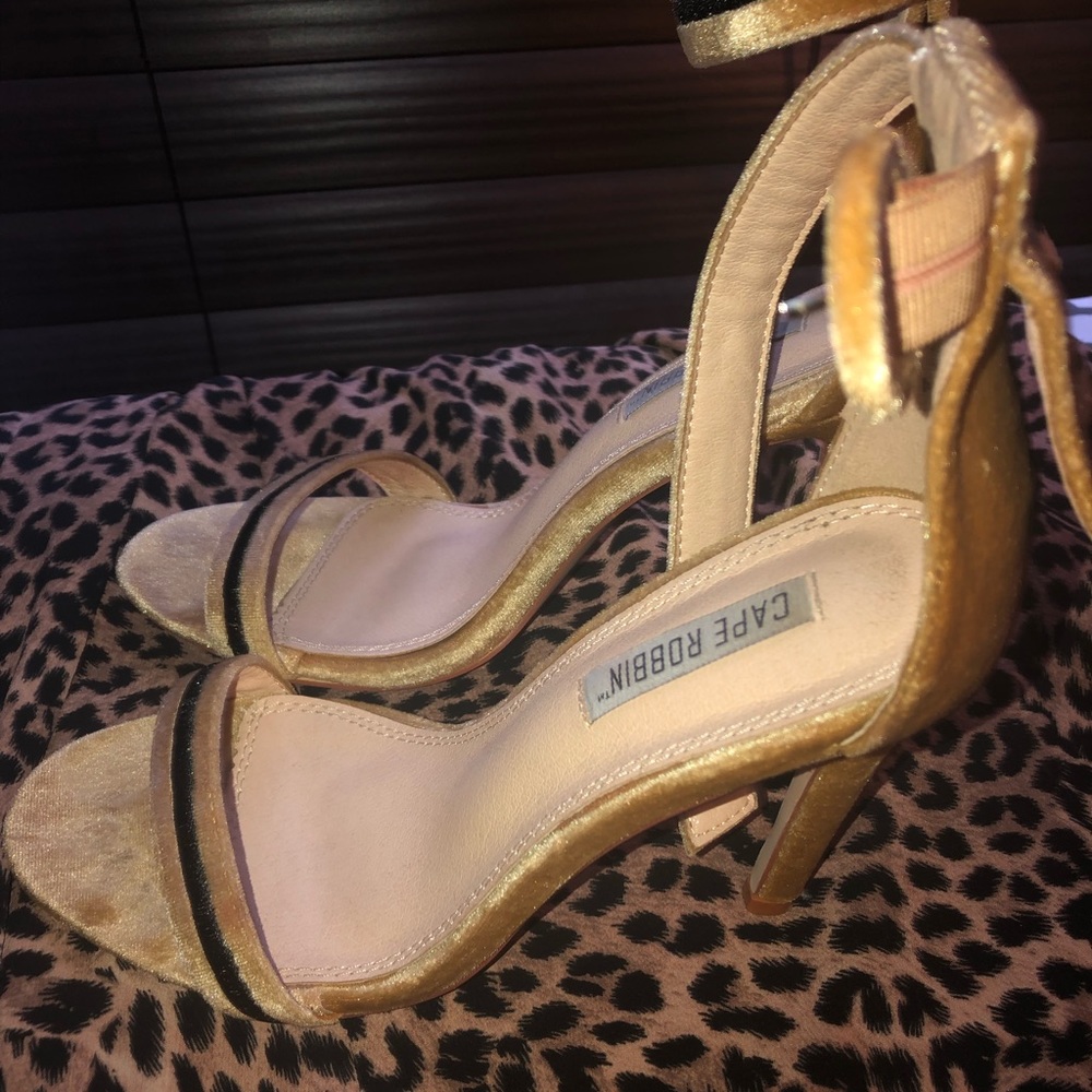 Gold velour pump